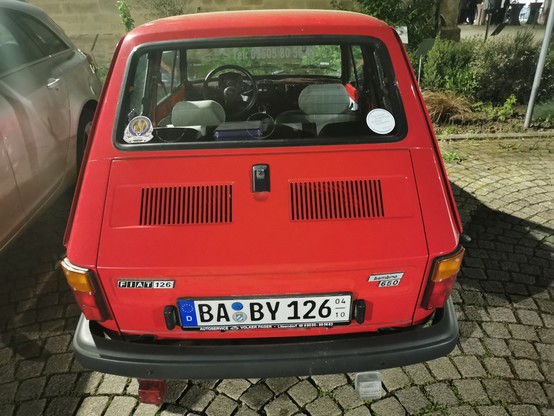 Ein roter Fiat bambino mit dem Kennzeichen BA-By. 
